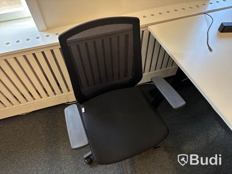 Höj- och sänkbart skrivbord med kontorsstol och datorskärm