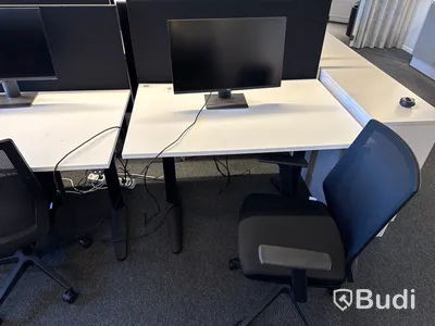3 st. höj- och sänkbara skrivbord, 3 st. kontorsstolar, 3 st. datorskärmar och 3 st. väggskärmar