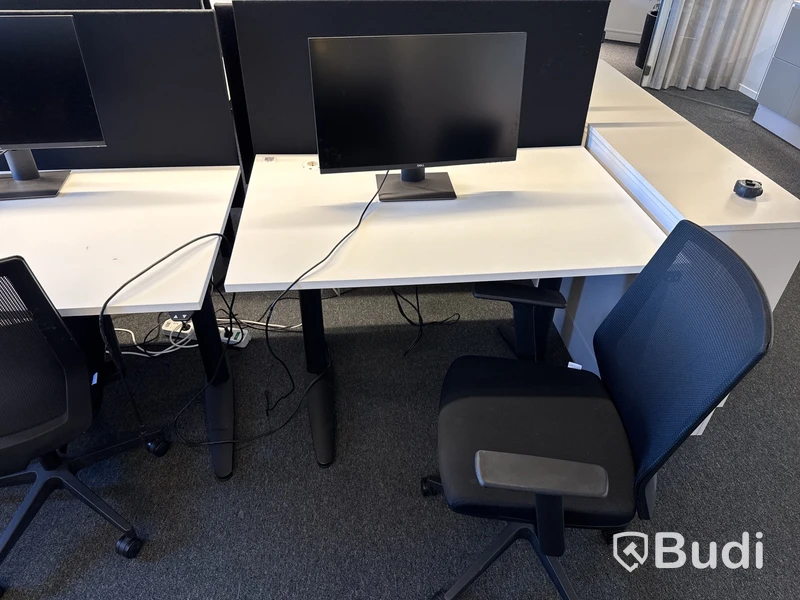 3 st. höj- och sänkbara skrivbord, 3 st. kontorsstolar, 3 st. datorskärmar och 3 st. väggskärmar