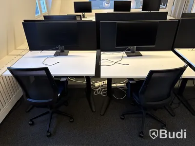 3 st. höj- och sänkbara skrivbord, 3 st. kontorsstolar, 3 st. datorskärmar och 3 st. väggskärmar