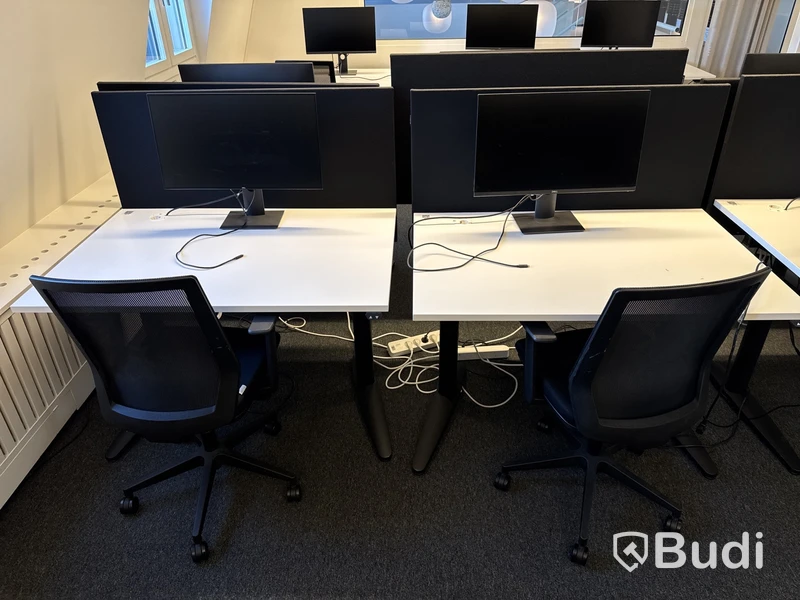 3 st. höj- och sänkbara skrivbord, 3 st. kontorsstolar, 3 st. datorskärmar och 3 st. väggskärmar