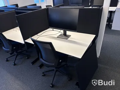6 st. höj- och sänkbara skrivbord, 6 st. kontorsstolar, 6 st. datorskärmar och 18 st. väggskärmar