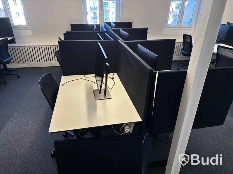 6 st. höj- och sänkbara skrivbord, 6 st. kontorsstolar, 6 st. datorskärmar och 18 st. väggskärmar