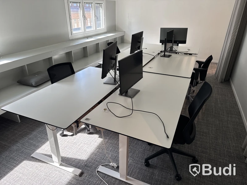 5 st. höj- och sänkbara skrivbord, 5 st. kontorsstolar och 5 st. datorskärmar