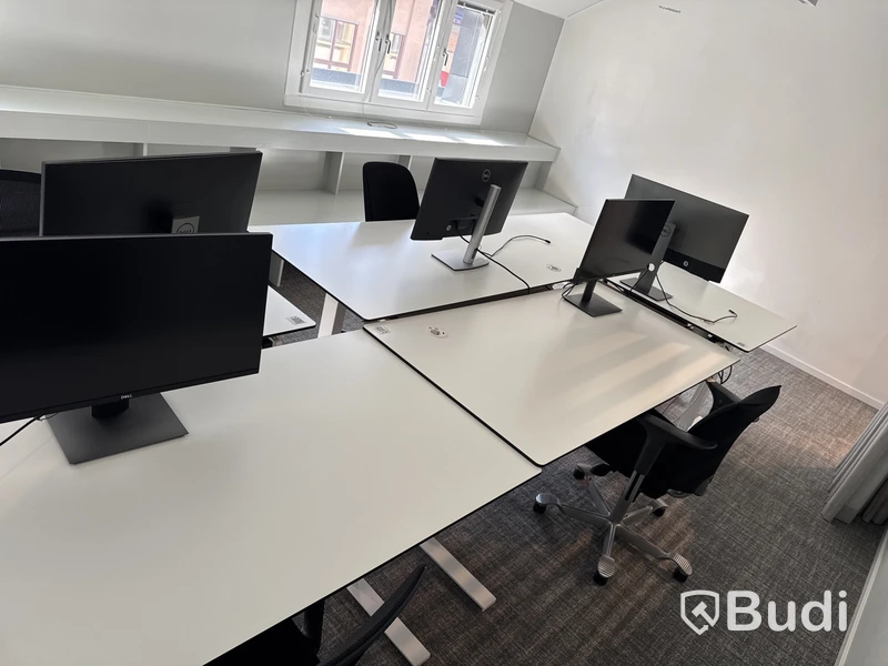 5 st. höj- och sänkbara skrivbord, 5 st. kontorsstolar och 5 st. datorskärmar