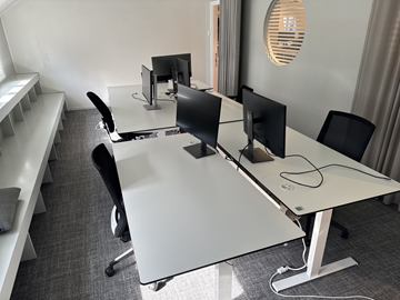 5 st. höj- och sänkbara skrivbord, 5 st. kontorsstolar och 5 st. datorskärmar