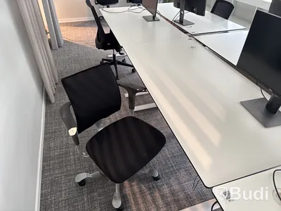 5 st. höj- och sänkbara skrivbord, 5 st. kontorsstolar och 5 st. datorskärmar