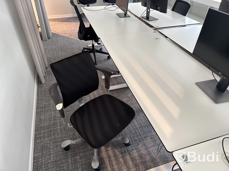5 st. höj- och sänkbara skrivbord, 5 st. kontorsstolar och 5 st. datorskärmar