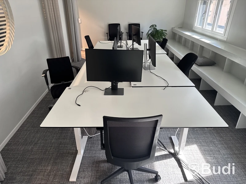 5 st. höj- och sänkbara skrivbord, 5 st. kontorsstolar och 5 st. datorskärmar
