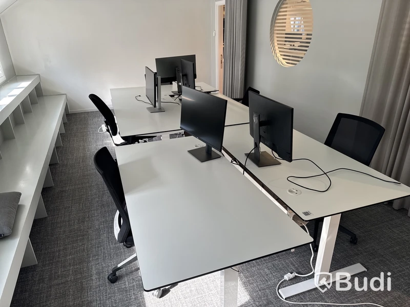 5 st. höj- och sänkbara skrivbord, 5 st. kontorsstolar och 5 st. datorskärmar