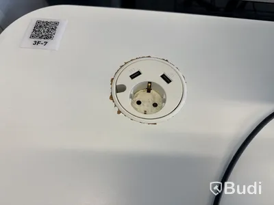 Höj- och sänkbart skrivbord med kontorsstol och datorskärm