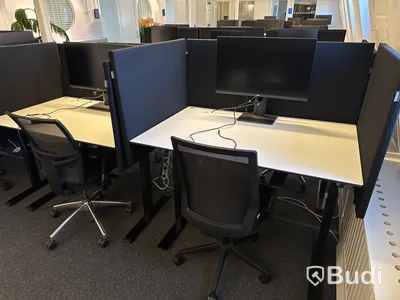 6 st. höj- och sänkbara skrivbord, 6 st. kontorsstolar, 5 st. datorskärmar och 18 st. väggskärmar