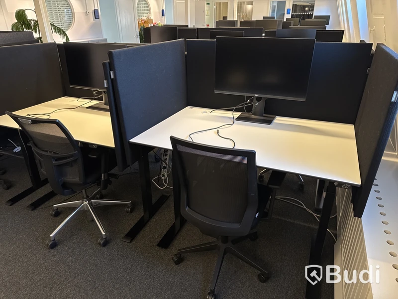 6 st. höj- och sänkbara skrivbord, 6 st. kontorsstolar, 5 st. datorskärmar och 18 st. väggskärmar