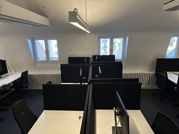 6 st. höj- och sänkbara skrivbord, 6 st. kontorsstolar, 5 st. datorskärmar och 18 st. väggskärmar