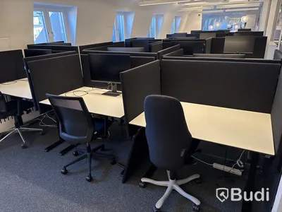 6 st. höj- och sänkbara skrivbord, 6 st. kontorsstolar, 5 st. datorskärmar och 18 st. väggskärmar