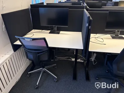 6 st. höj- och sänkbara skrivbord, 6 st. kontorsstolar, 5 st. datorskärmar och 18 st. väggskärmar