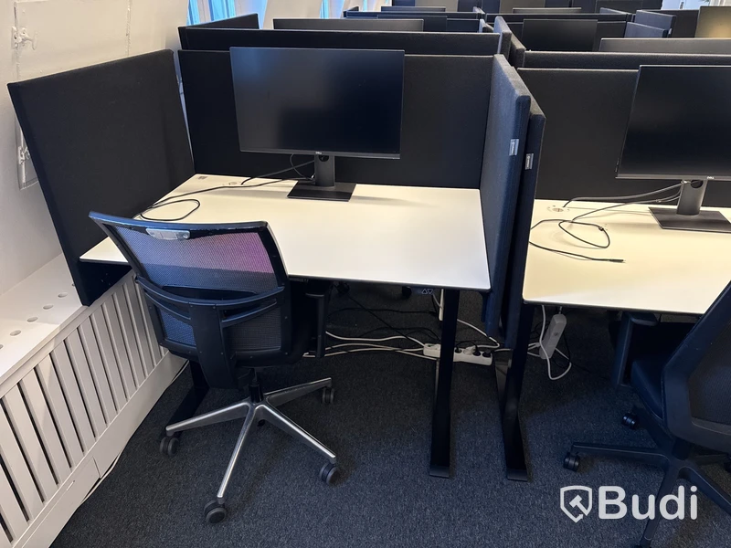 6 st. höj- och sänkbara skrivbord, 6 st. kontorsstolar, 5 st. datorskärmar och 18 st. väggskärmar