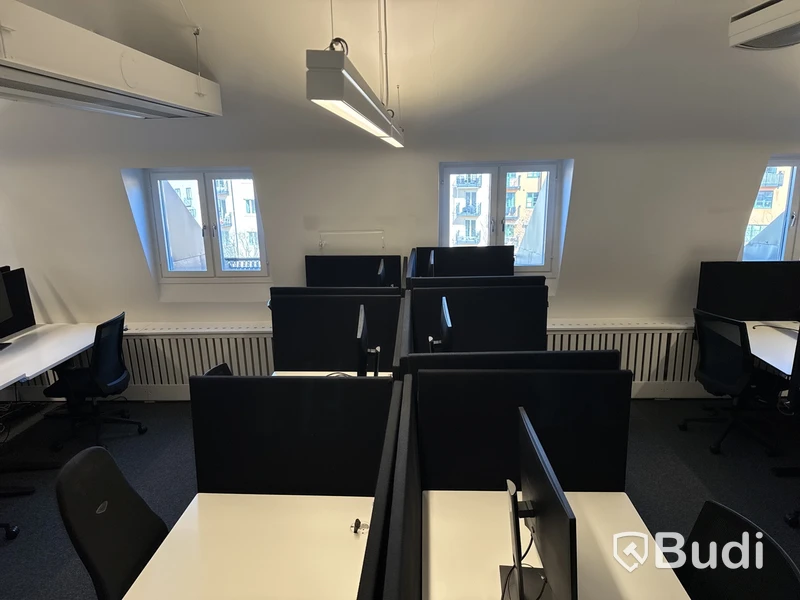 6 st. höj- och sänkbara skrivbord, 6 st. kontorsstolar, 5 st. datorskärmar och 18 st. väggskärmar