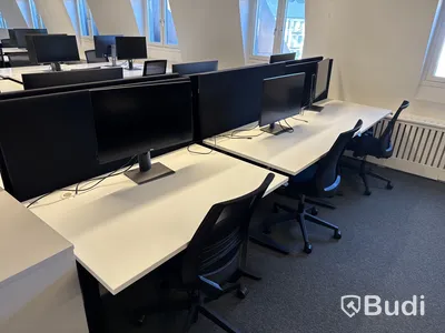 6 st. höj- och sänkbara skrivbord, 6 st. kontorsstolar, 6 st. datorskärmar och 6 st. väggskärmar