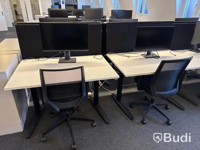 6 st. höj- och sänkbara skrivbord, 6 st. kontorsstolar, 6 st. datorskärmar och 6 st. väggskärmar