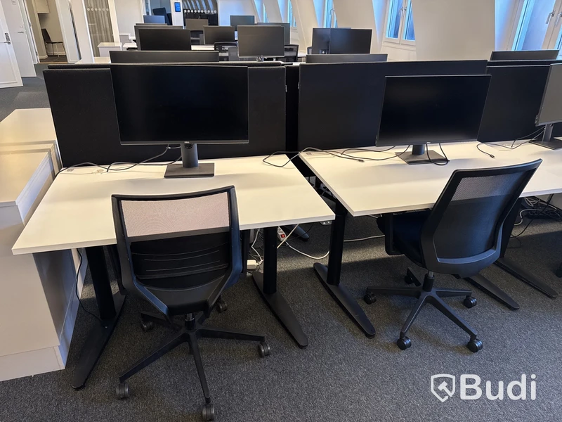 6 st. höj- och sänkbara skrivbord, 6 st. kontorsstolar, 6 st. datorskärmar och 6 st. väggskärmar
