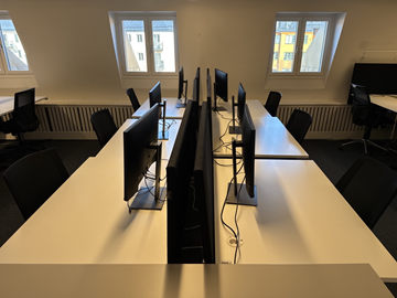6 st. höj- och sänkbara skrivbord, 6 st. kontorsstolar, 6 st. datorskärmar och 6 st. väggskärmar