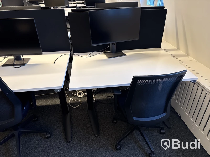 6 st. höj- och sänkbara skrivbord, 6 st. kontorsstolar, 6 st. datorskärmar och 6 st. väggskärmar