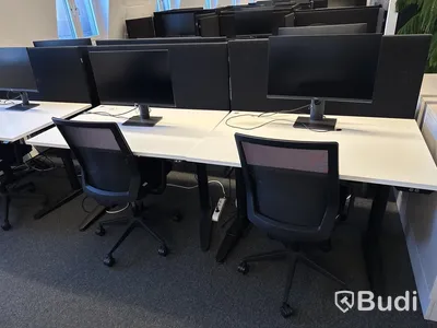 6 st. höj- och sänkbara skrivbord, 6 st. kontorsstolar, 6 st. datorskärmar och 6 st. väggskärmar