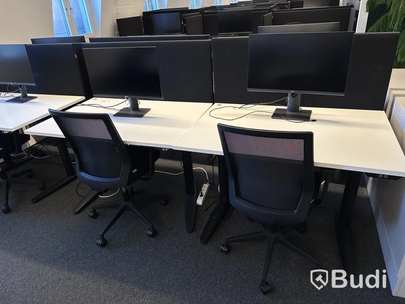 6 st. höj- och sänkbara skrivbord, 6 st. kontorsstolar, 6 st. datorskärmar och 6 st. väggskärmar