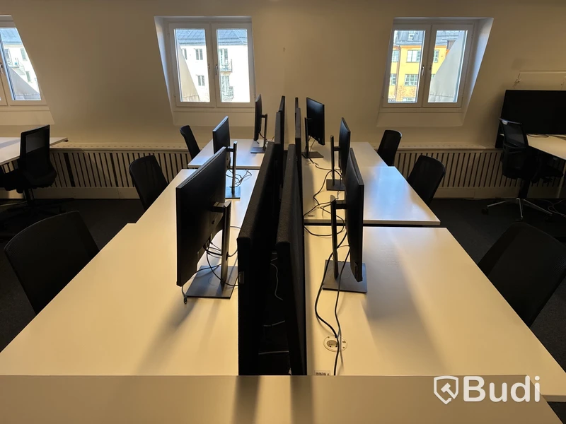 6 st. höj- och sänkbara skrivbord, 6 st. kontorsstolar, 6 st. datorskärmar och 6 st. väggskärmar