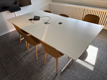 Konferensbord med 6 st. stolar