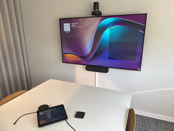 Konferensutrustning med kamera och TV-skärm