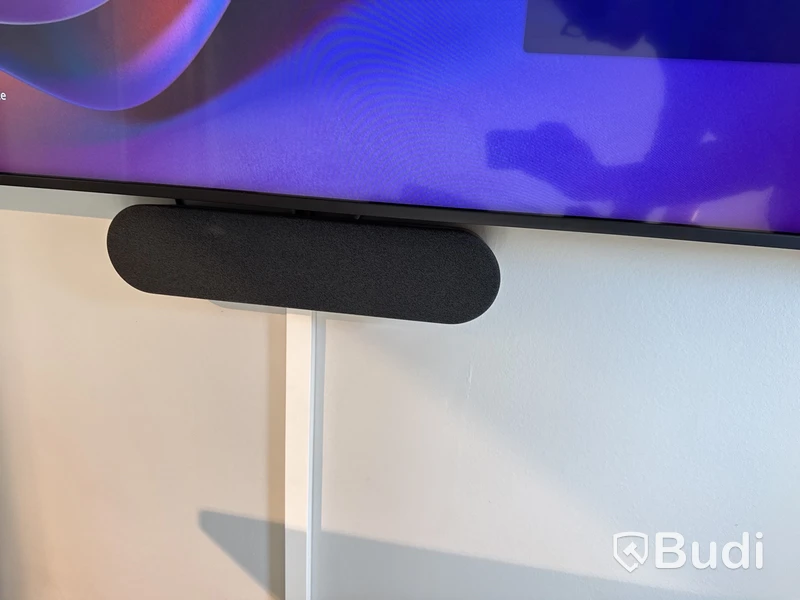 Konferensutrustning med kamera och TV-skärm