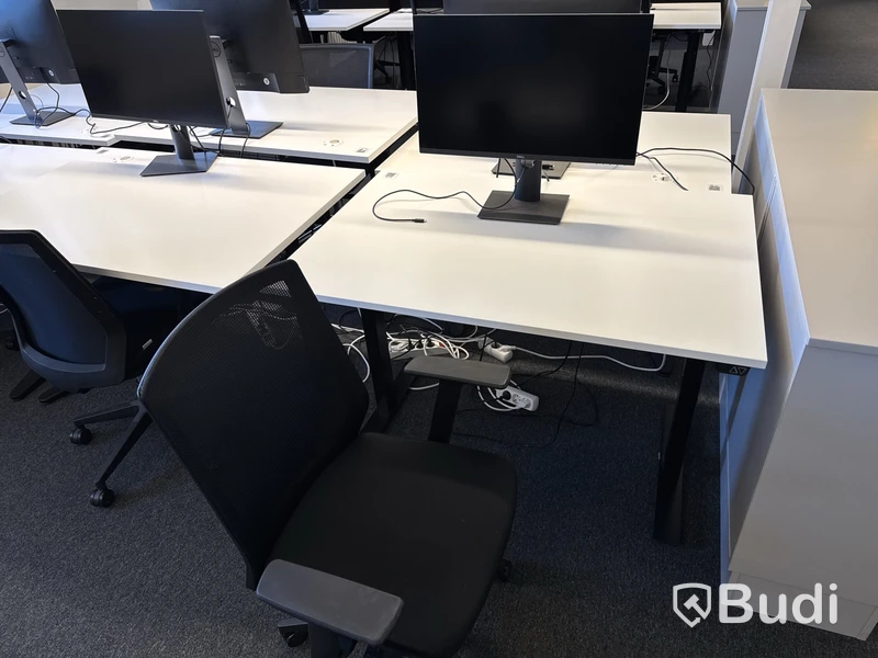 2 st. höj- och sänkbara skrivbord, 2 st. kontorsstolar och 2 st. datorskärmar