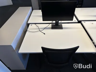 2 st. höj- och sänkbara skrivbord, 2 st. kontorsstolar och 2 st. datorskärmar