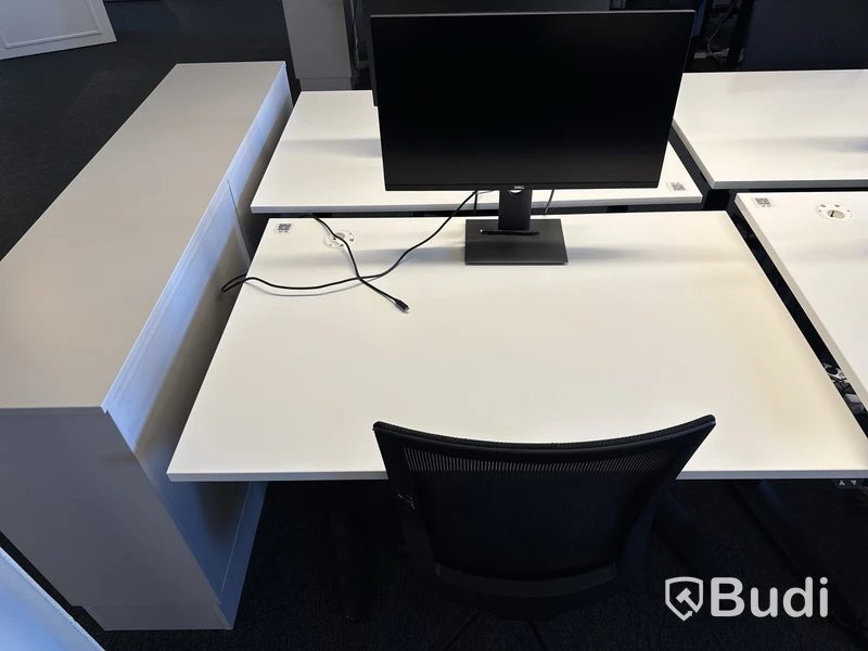 2 st. höj- och sänkbara skrivbord, 2 st. kontorsstolar och 2 st. datorskärmar