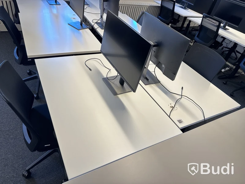 2 st. höj- och sänkbara skrivbord, 2 st. kontorsstolar och 2 st. datorskärmar