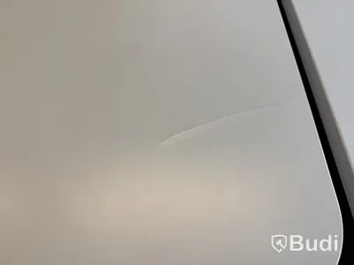 Höj- och sänkbart skrivbord med kontorsstol och datorskärm
