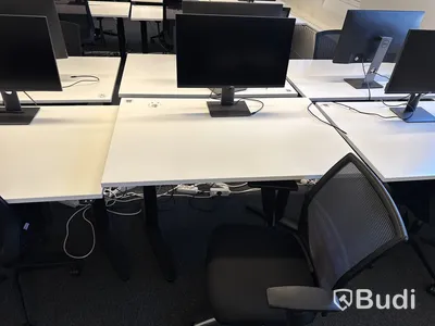 2 st. höj- och sänkbara skrivbord, 2 st. kontorsstolar och 2 st. datorskärmar