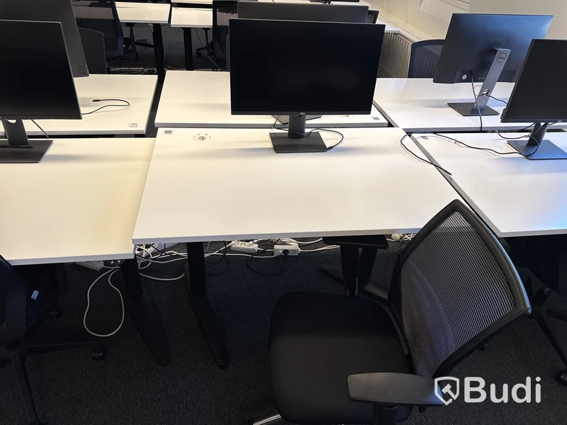 2 st. höj- och sänkbara skrivbord, 2 st. kontorsstolar och 2 st. datorskärmar