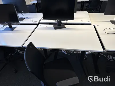 2 st. höj- och sänkbara skrivbord, 2 st. kontorsstolar och 2 st. datorskärmar