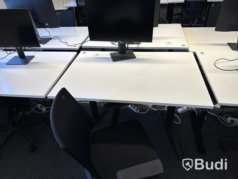 2 st. höj- och sänkbara skrivbord, 2 st. kontorsstolar och 2 st. datorskärmar