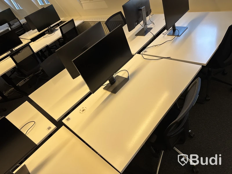 2 st. höj- och sänkbara skrivbord, 2 st. kontorsstolar och 2 st. datorskärmar