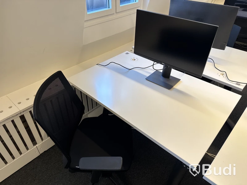 2 st. höj- och sänkbara skrivbord, 2 st. kontorsstolar och 2 st. datorskärmar