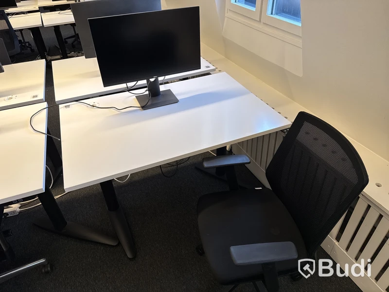 2 st. höj- och sänkbara skrivbord, 2 st. kontorsstolar och 2 st. datorskärmar