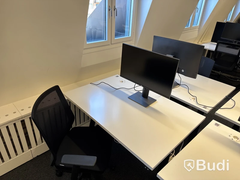 2 st. höj- och sänkbara skrivbord, 2 st. kontorsstolar och 2 st. datorskärmar
