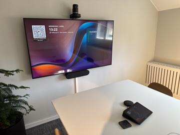 Konferensutrustning med kamera och TV-skärm