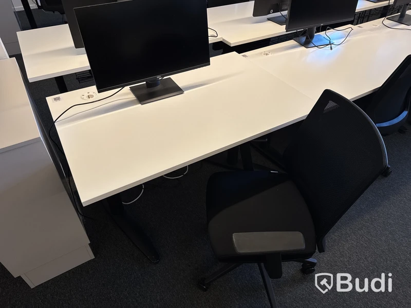 2 st. höj- och sänkbara skrivbord, 2 st. kontorsstolar och 2 st. datorskärmar