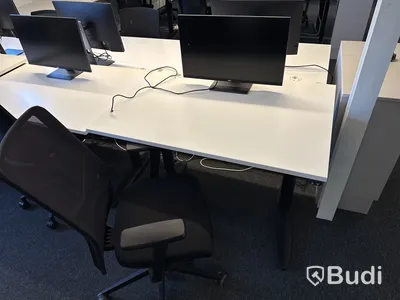 2 st. höj- och sänkbara skrivbord, 2 st. kontorsstolar och 2 st. datorskärmar