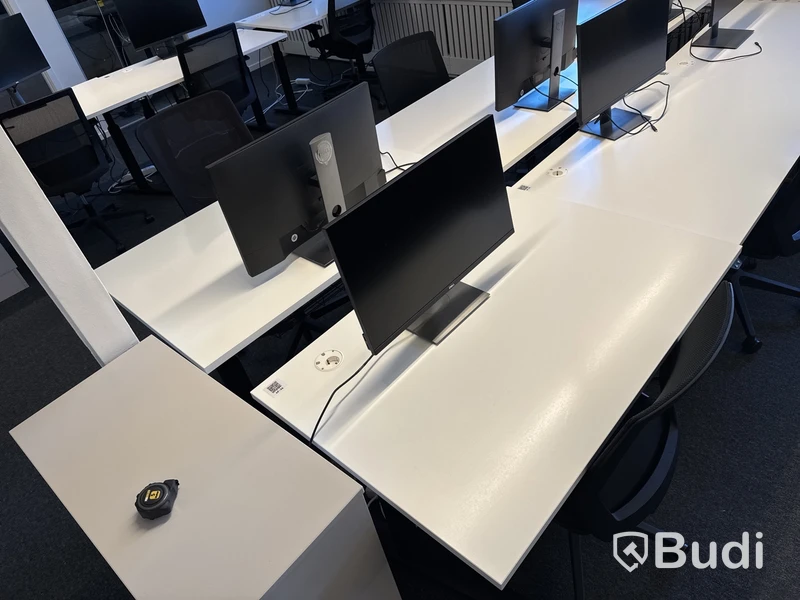 2 st. höj- och sänkbara skrivbord, 2 st. kontorsstolar och 2 st. datorskärmar